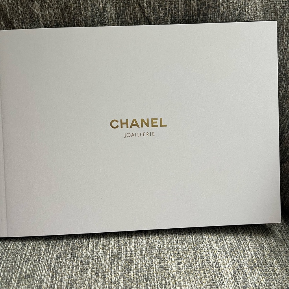 CHANEL Black hardcover coffee table book White soft  book. 10 friendship cards - Picture 16 of 16